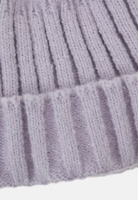 Gorro de malha lavanda com textura canelada, apresentando linhas verticais e um acabamento suave e felpudo. O material parece quente e aconchegante.