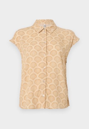 Lühikeste varrukatega särk heleses beezis kangas, millel on reljeefne rannakarbi muster, terava krae ja nööbiga esiosa.