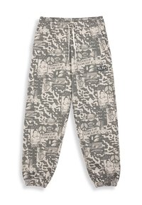 Grijze camouflage sweatpants met witte grafische prints, elastische tailleband en boorden. Bevat verschillende patronen en een klein merklogo.