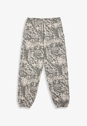 Grau camouflierte Jogginghosen mit weißen Grafikdrucken, elastischem Bund und Bündchen. Sie verfügen über verschiedene Muster und ein kleines Markenlogo.