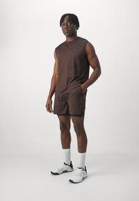 ICANIWILL STRIDE - 2 az 1-ben rövidnadrág - dark brown