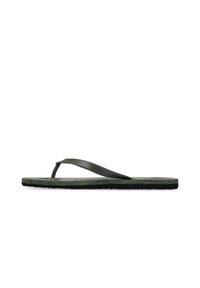 Πράσινο σαγιονάρι με πόδι με μοτίβο, που διαθέτει υφασμένη μαύρη καουτσούκ σόλα και εύκαμπτα μπεζ λουράκια. Λεπτό και μίνιμαλ σχέδιο.