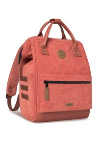Zaino in corduroy corallo con dettagli in pelle, manici arrotondati, tasca frontale con zip e passanti laterali per attacco. Patch del logo centrale sulla parte anteriore.