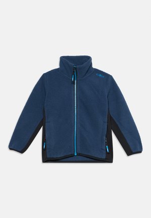 Chaqueta polar azul marino con cuello alto, cremallera frontal azul brillante, paneles laterales negros y dos bolsillos con cremallera.