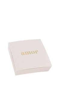 En fyrkantig, mjuk rosa låda med en slät yta, där ordet "amor" är tryckt i guld på locket. Minimalistisk design med rundade hörn.