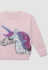 Maglione per bambini di colore rosa chiaro con una grande patch a forma di testa di unicorno scintillante in paillettes argento, viola e rosa sul davanti.