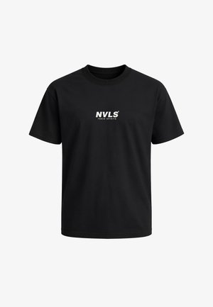 Schwarzes T-Shirt mit kurzen Ärmeln und Rundhalsausschnitt mit weißem Text "NVLS TOKIO SPIRITS" mittig auf der Brust.