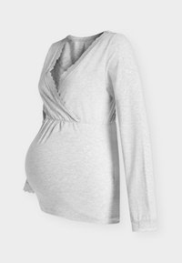 Μακρυμάνικη εγκυμοσυνηκή μπλούζα σε ανοιχτό γκρι χρώμα με σχέδιο τύπου wrap και λαιμόκοψη σε σχήμα V, διακοσμημένη με δαντέλα σε σχήμα κυματισμών στη λαιμόκοψη και το τελείωμα. Απαλό, ελαστικό ύφασμα.