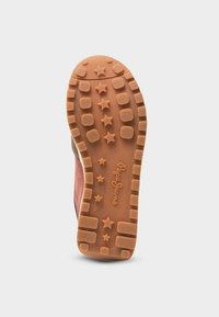 Semelle de chaussure en caoutchouc brun avec motifs en étoiles et carrés. Dotée d'une adhérence texturée et d'un logo en relief. Talon renforcé et accents latéraux.