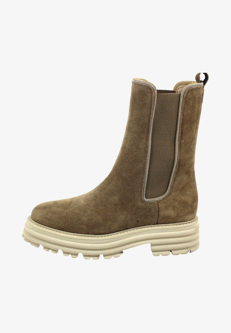 Brązowy zamszowy botek za kostkę z elastycznymi panelami bocznymi, okrągłym noskiem i grubą białą gumową podeszwą o ryflowanej fakturze. Pętelka na pięcie ułatwiająca zakładanie.