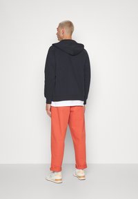 Carhartt WIP HOODED CHASE JACKET - Sweatjacke - dark navy/gold