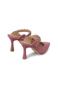 Zapatos de tacón alto de ante rosa con punta afilada, espalda abierta y una tira en el tobillo adornada con strass decorativos.