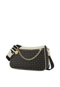 Borsa a tracolla nera e beige con motivo logo, accentuata da una catena dorata, chiusura con zip e tracolla regolabile. Texture liscia, forma rettangolare.