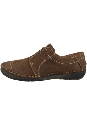 Zapato de cuero marrón con punta redonda, costuras en contraste y diseño con cordones. Presenta una superficie texturizada y una suela de goma duradera.
