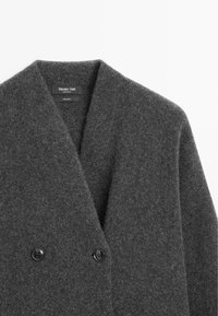 Cappotto grigio in lana con design doppiopetto, caratterizzato da due bottoni neri e un colletto a scialle. Tessuto morbido con finitura liscia.