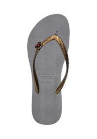 Szare gumowe klapki z fakturowaną podeszwą, z metalicznymi złotymi paskami i ozdobnym czerwonym kamieniem na pasku przy palcach.