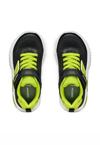 Sneakers nere con tomaia in mesh, lacci verde brillante e suola bianca. Presentano una fascia in Velcro e un accento con il logo sul lato.