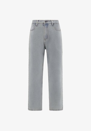 Jean en denim bleu clair avec une coupe droite, un design à cinq poches et des détails de couture visibles. Pas de motifs ni d'ornements visibles.