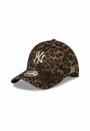 Casquette de baseball à imprimé léopard avec visière incurvée et logo New York Yankees brodé en blanc à l'avant.