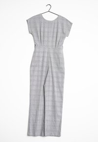 Szary kombinezon w kratę z krótkimi rękawami, szerokimi nogawkami, dopasowaną talią i okrągłym dekoltem. Wiszący na czarnym wieszaku na białym tle.