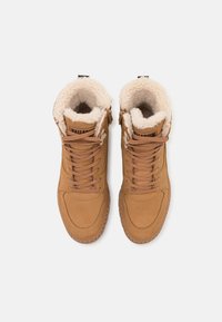 Bottines en cuir marron avec doublure en faux fur, design à lacets, col rembourré et semelle en caoutchouc texturée. Style de randonnée classique.