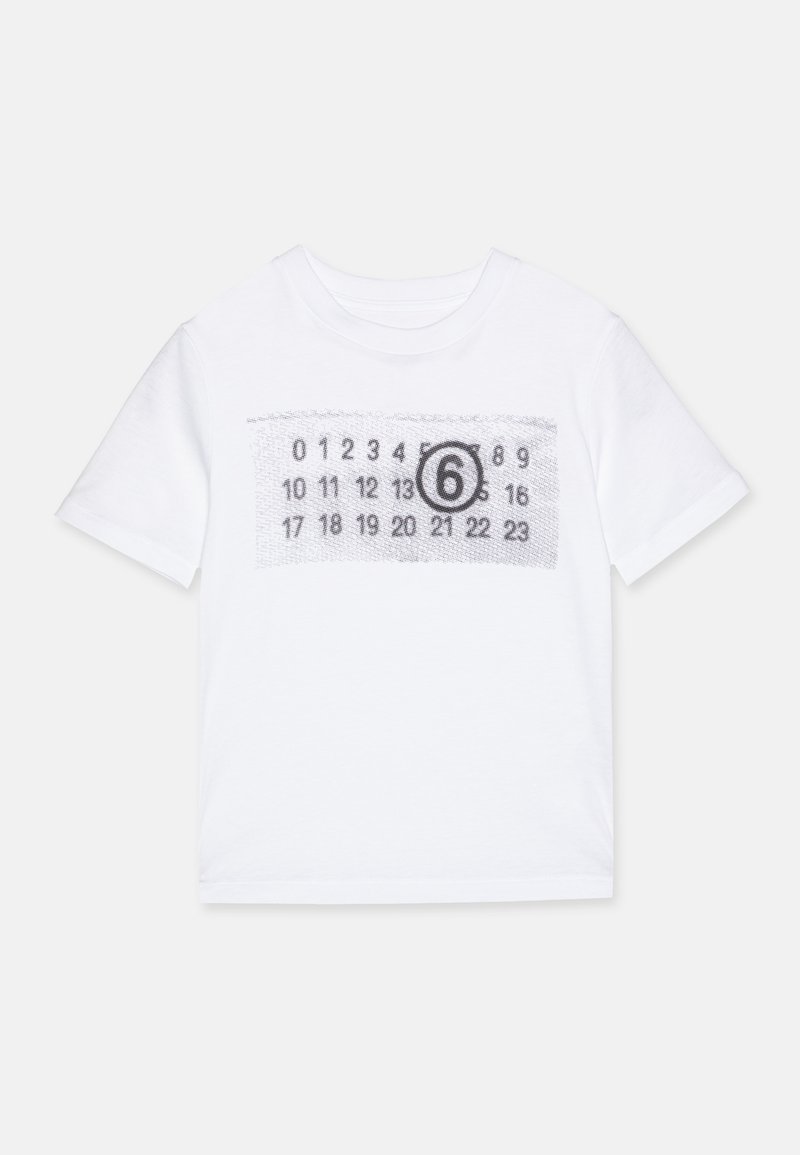 T-shirt de algodão branco com uma impressão preta de números e o número "6" em um layout retangular na parte da frente. Manga curta e gola redonda.