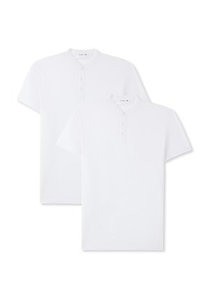 T-shirt bianchi a maniche corte, con scollo henley e tre bottoni, realizzate in morbido tessuto di cotone, esposte in confezione da due.