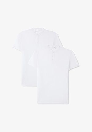 T-shirt bianchi a maniche corte, con scollo henley e tre bottoni, realizzate in morbido tessuto di cotone, esposte in confezione da due.