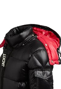 Giacca a vento nera con cappuccio staccabile rosso, colletto alto, tasca laterale con patta e zip personalizzata con etichetta "JACK1T."