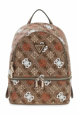 Brauner Guess-Rucksack mit mehreren aufgedruckten Logos in Weiß, Beige und Rostfarben, mit einer vorderen Reißverschlusstasche und einem dreieckigen Markenemblem.