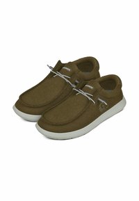 Chaussons en feutre marron avec un bout arrondi, des lacets élastiques et une semelle en caoutchouc gris clair. Présente un accent de logo de lion sur le côté.