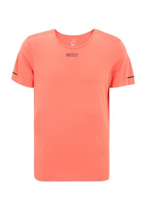 Kortærmet atletisk T-shirt i lys koral med et tekstureret mønster, rund halsudskæring og reflekterende detaljer på ærmerne. 2XU-logoet er fremhævet.