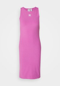 Růžové upnuté šaty bez rukávů, vyrobené z elastického materiálu. Obsahují malé bílé logo Adidas na hrudi. Jednoduchý a minimalistický styl.