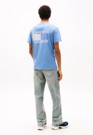 FLAG TEE UNISEX - Marškinėliai su spaudiniu - colorado blue