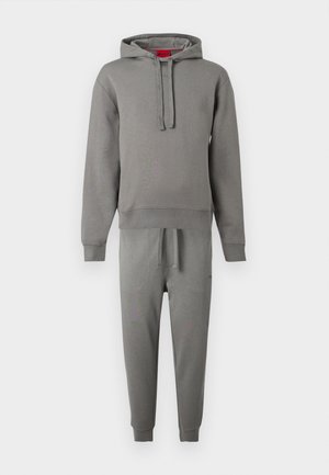 Grijze hoodie met trekkoorden, gecombineerd met bijpassende joggingbroek met een elastische tailleband en boorden, afgebeeld op een effen achtergrond.