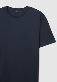 T-shirt blu navy a maniche corte realizzata in morbido cotone, con scollo rotondo e vestibilità comoda. Etichetta visibile sul collo.