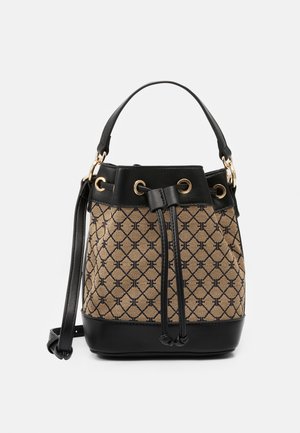 Lille bucket-taske med sort læderkant og tanfarvet stof med mønster af mørke geometriske motiver, udstyret med snørelukning og skulderrem.