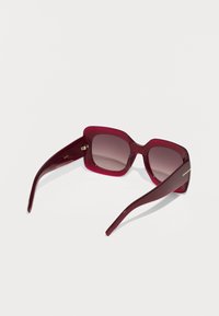 BOSS Sončna očala - burgundy