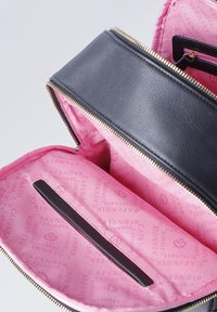 Svart läderväska öppen för att avslöja rosa inredning med textmönster "CAFE NOIR" och en kortplats i svart läder.