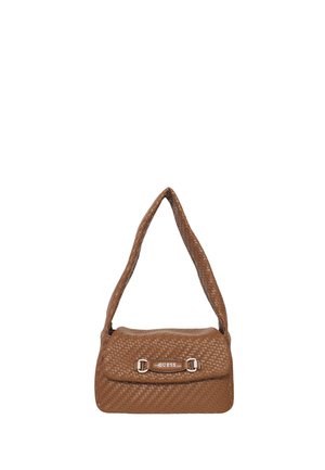 Borsa a tracolla intrecciata marrone con una tracolla incurvata, accessori in tonalità silver e un piccolo logo sul fronte. Texture morbida con una forma compatta e rettangolare.