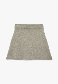 Grå strikket A-line nederdel med en bred ribbet talje, fladt liggende på en hvid baggrund.