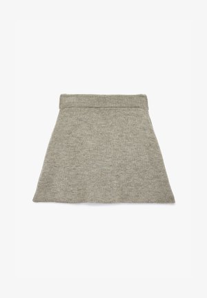 Gonna A-line grigia in maglia con una cintura alta a coste, disposta in piano su uno sfondo bianco.