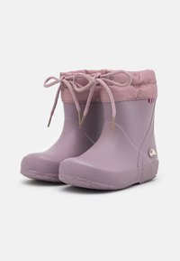 Botas moradas impermeables con un exterior suave y texturizado, parte superior con cordón elástico y suela de goma con un patrón estriado para mayor agarre.