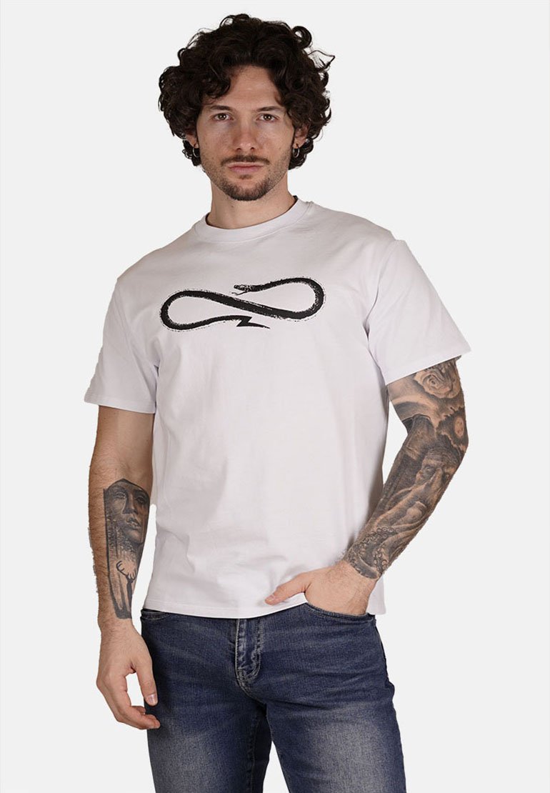 T-shirt in cotone bianco con una grafica di un serpente nero e il simbolo dell'infinito sul davanti. Maniche corte, collo rotondo e vestibilità rilassata.