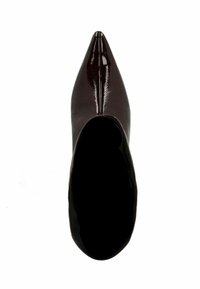 Pompe à talon en cuir laqué bordeaux à bout pointu avec une finition brillante, présentant une silhouette élégante et un design à talon ouvert.