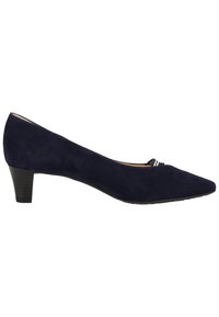 Chaussure à talons hauts en daim bleu marine avec un bout pointu et un petit talon carré. Elle présente un accent rayé à l'avant.