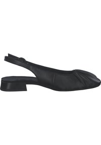 Zapato negro de cuero tipo slingback con tacón plano. Presenta un diseño plisado en la punta y parte trasera abierta. Textura suave.