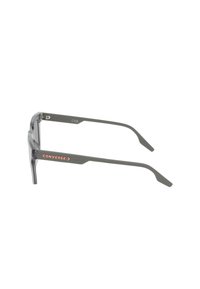 Szare plastikowe okulary przeciwsłoneczne z prostymi, zwężającymi się ramionami; posiadają czerwone logo "CONVERSE" w pobliżu zawiasu; prostokątne soczewki.