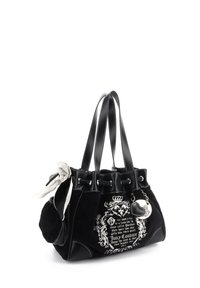 Zwarte suède handtas met witte letters en versieringen, voorzien van een strikdetail en zilveren hardware. Inclusief dubbele schouderbanden.