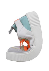 Hochschuh für Sport mit einer Kombination aus weißem Leder, mintgrünem Stoff und grauem Wildleder; orangefarbene Schnürsenkel und texturierten Gummisohle.
